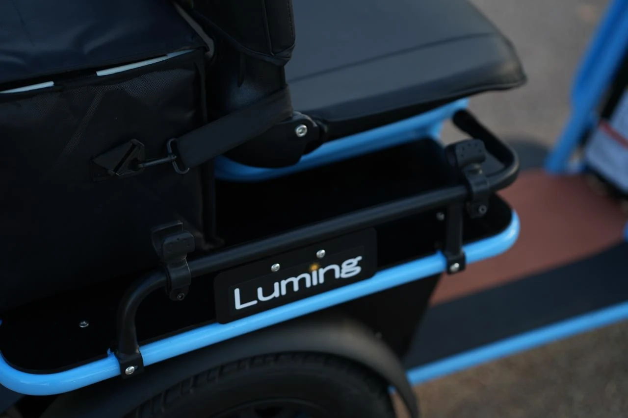 Lumingロゴを配したライトブルーの車体フレームと背もたれ